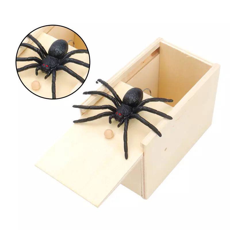 ابزار شوخی مدل جعبه عنکبوت معرفی شده با اسم جعبه وحشت در حالت باز شده و عنکبوت بیرون آمده ویزلی لند