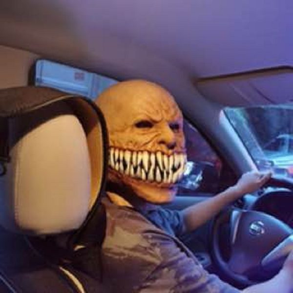 ماسک لاتکس مدل دندان دار ترسناک بر روی سر یک آدم در ماشین ویزلی لند